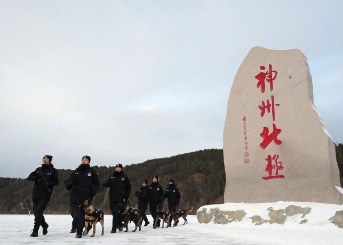 黑龙江省公安机关巡特警部门护航冰雪旅游 筑牢安全屏障